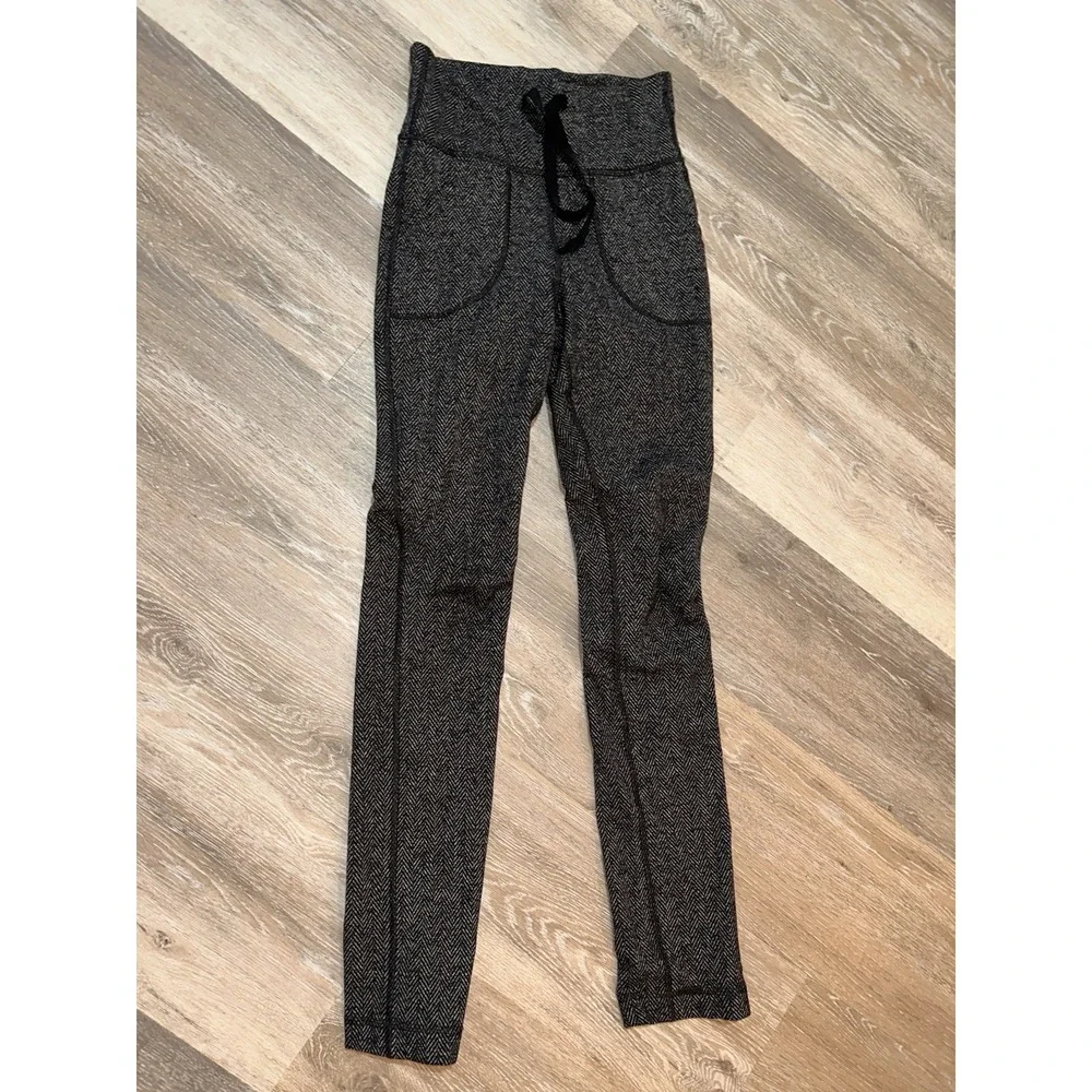 Lululemon Wunder Under Leggings in a black and gray herringbone knit pattern 4